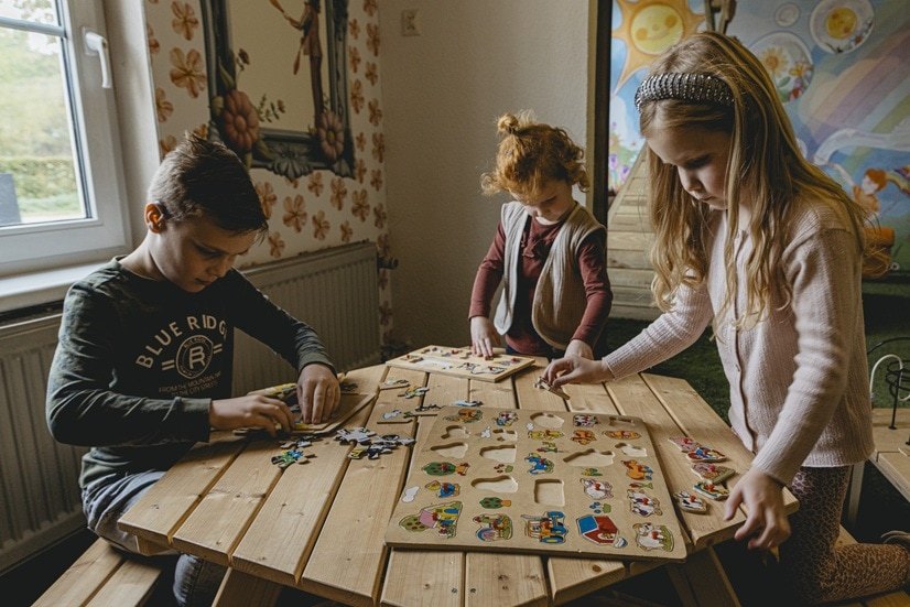 03_Suykerbuyck Oirschot8_LR Binnenruimte van kindvriendelijk restaurant met houten tafels en warme verlichting