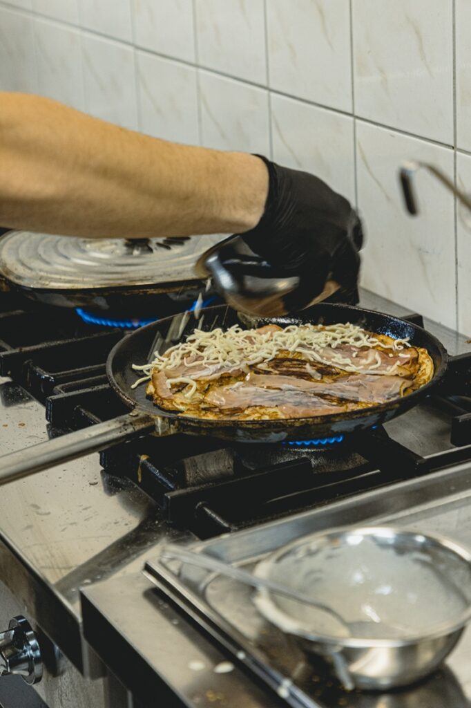 06_Suykerbuyck Oirschot64_LR Ambachtelijke pannenkoek met spek en kaas bij Suykerbuyck Oirschot