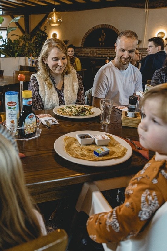 07_Suykerbuyck Oirschot49_LR Familie met kinderen eet pannenkoeken in kindvriendelijk restaurant Oirschot Brabant